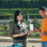 Un guide donne un document à un visiteur