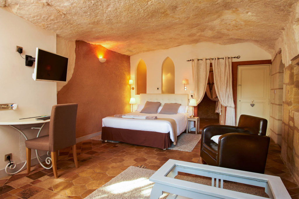 Une chambre dans un hôtel troglodyte