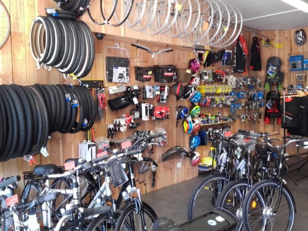 L'intérieur d'une boutique qui vend vélos et accessoires pour vélos