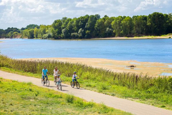 Une famille circule en vélo au bord de la Loire