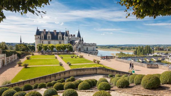 Vue sur le château royal d'Amboise et ses jardins