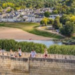 Des visiteurs se promènent sur les remparts de la forteresse de Chinon