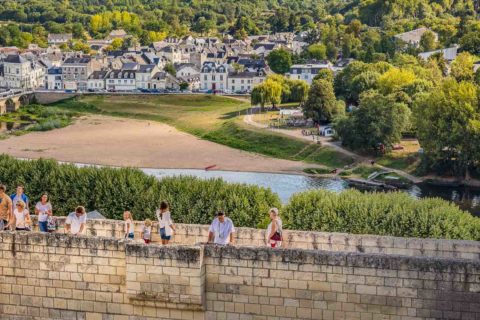 Des visiteurs se promènent sur les remparts de la forteresse de Chinon