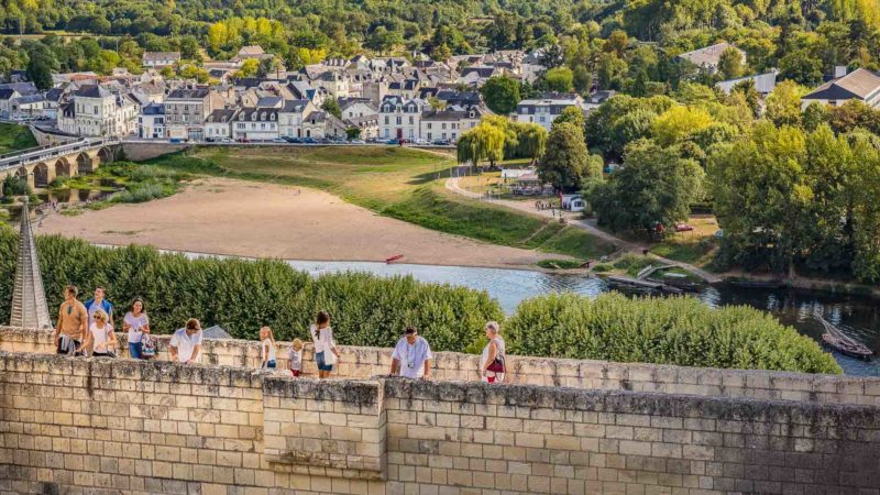 Des visiteurs se promènent sur les remparts de la forteresse de Chinon