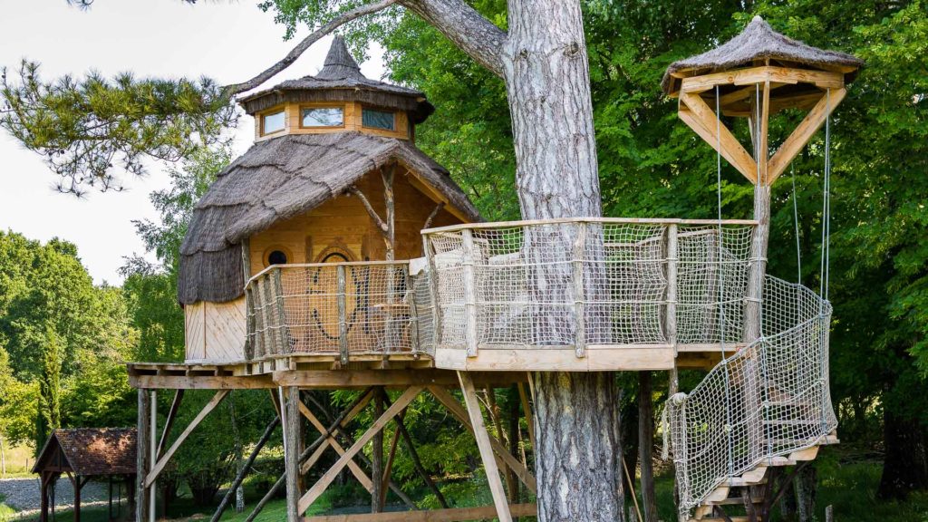 Une cabane perchée dans les arbres