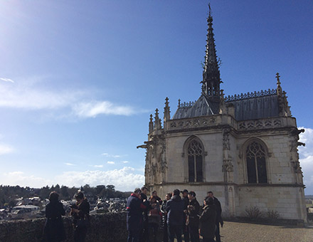 Un groupe de visiteur devant une chapelle