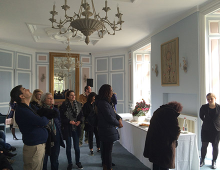 Un groupe de personnes visite une salle d'un château